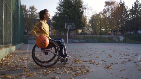 Selbstbewusster-Behinderter-Teenager-Im-Freien-Auf-Dem-Basketballplatz-In-Zeitlupe.